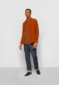 Selected Homme SLHMORGAN SS O-NECK TEE W NOOS - Basic póló - toffee