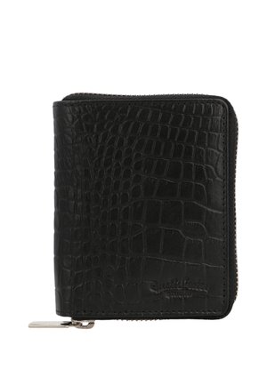Juodas piniginė su užtrauktuku aplink, tekstūruotu krokodilo raštu ir įspaustu prekės ženklo pavadinimu priekyje, matoma sidabrinė užtrauktuko rankenėlė.