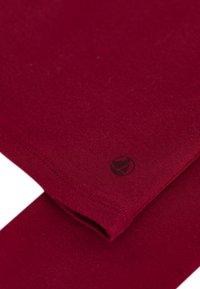 Burgunderfarbendes Baumwollhemd mit weicher Textur, versehen mit einem kleinen schwarzen Logo am Saum und gestickten Kanten für Haltbarkeit.