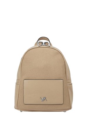 Zaino beige in tessuto e pelle con tasca frontale, cerniera argentata e piccolo logo sulla tasca, mostrato su sfondo bianco.