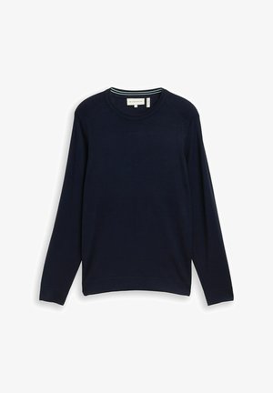 Tengerészkék hosszú ujjú, kerek nyakú pulóver bordázott vállakkal és mandzsettákkal, fehér háttéren kiterítve.