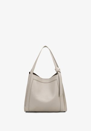 Borsa tote in pelle grigio chiaro con una texture morbida, caratterizzata da un'apertura superiore, una maniglia sottile e un accento annodato su un lato.
