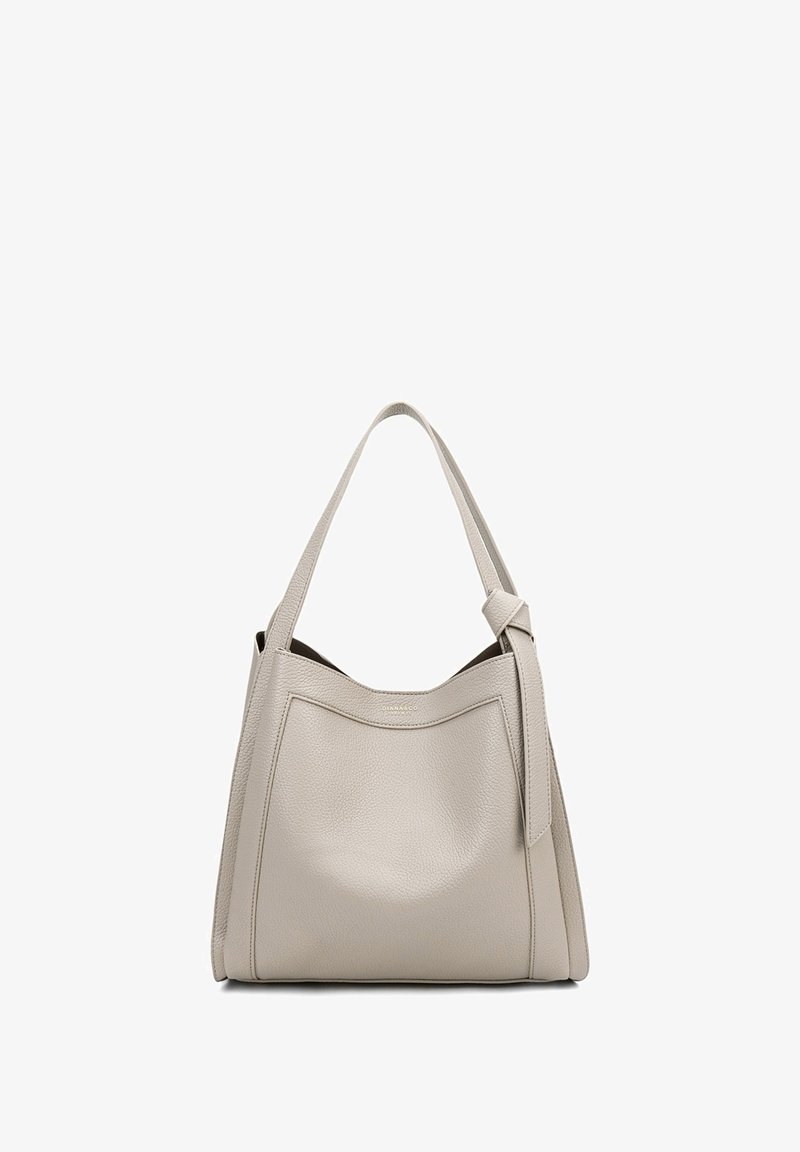 Sac fourre-tout en cuir gris clair avec une texture douce, présentant un sommet ouvert, une fine anse et un accent noué sur un côté.