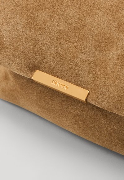 MOSCHINO METAL PLAQUE - Taška s příčným popruhem - beige