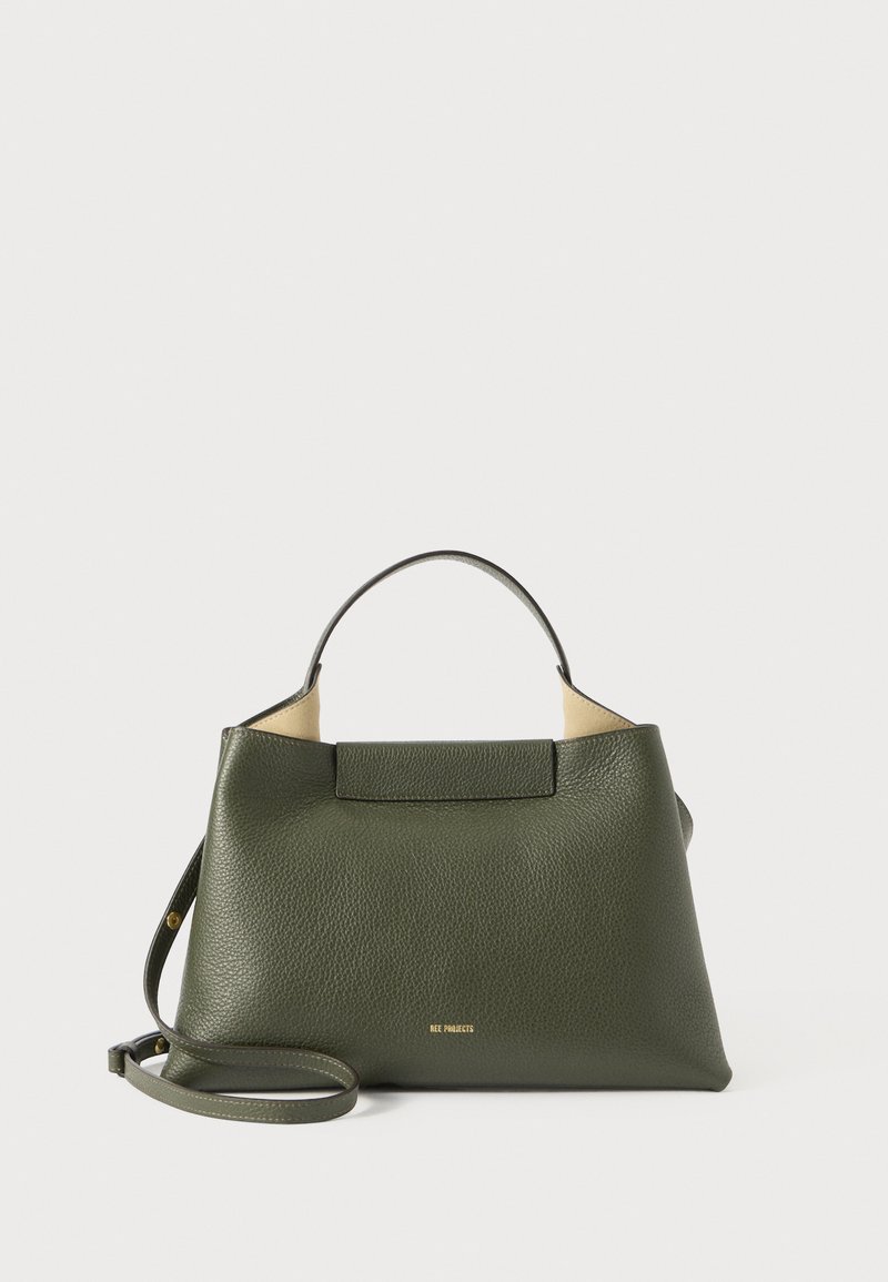 ΕΛΑΙΟΠΡΑΣΙΝΗ ΔΕΡΜΑΤΙΝΗ ΤΣΑΝΤΑ ΧΕΡΙΟΥ με δομημένο σχέδιο, κοντό χερούλι και αποσπώμενο μακρύ λουρί; ολοκληρωμένη με ένα διακριτικό λογότυπο μπροστά.