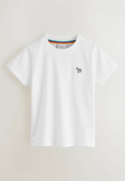 T-shirt bianca a maniche corte con collo rotondo, con un piccolo logo zebra multicolore sul petto sinistro e un colletto interno a righe.