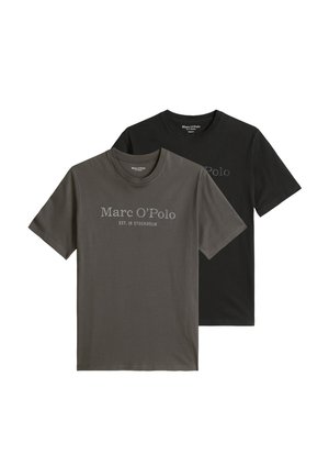 Due t-shirt Marc O’Polo a maniche corte, una grigio scuro con logo grigio chiaro e una nera con logo più scuro, sfondo uniforme.