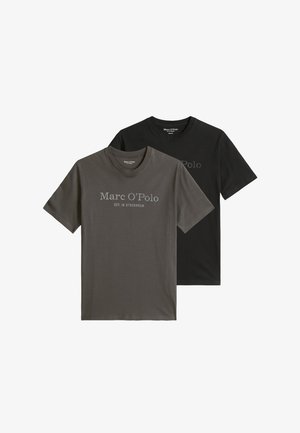 Due t-shirt Marc O’Polo a maniche corte, una grigio scuro con logo grigio chiaro e una nera con logo più scuro, sfondo uniforme.