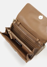 BOSS ICON - Pochette - medium beige
