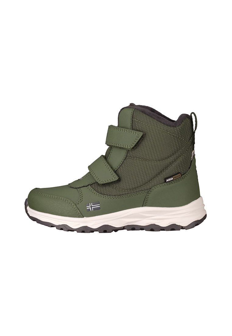 Grüne wasserdichte Winterstiefel mit zwei Klettverschlüssen, gepolstertem Knöchelschutz, robustem schwarzen Sohlen und einem kleinen Flaggenemblem an der Seite.
