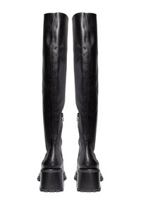 Botas de cuero negro hasta la rodilla con un tacón grueso, que cuentan con cremalleras laterales y una textura suave, diseñadas para un ajuste ceñido.