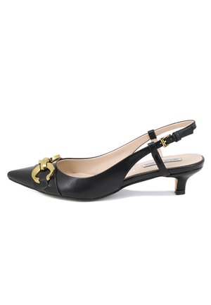 Scarpa slingback in pelle nera con punta affusolata, tacco basso e accentuazioni in oro. Presenta una fascia fessurata e una texture liscia.