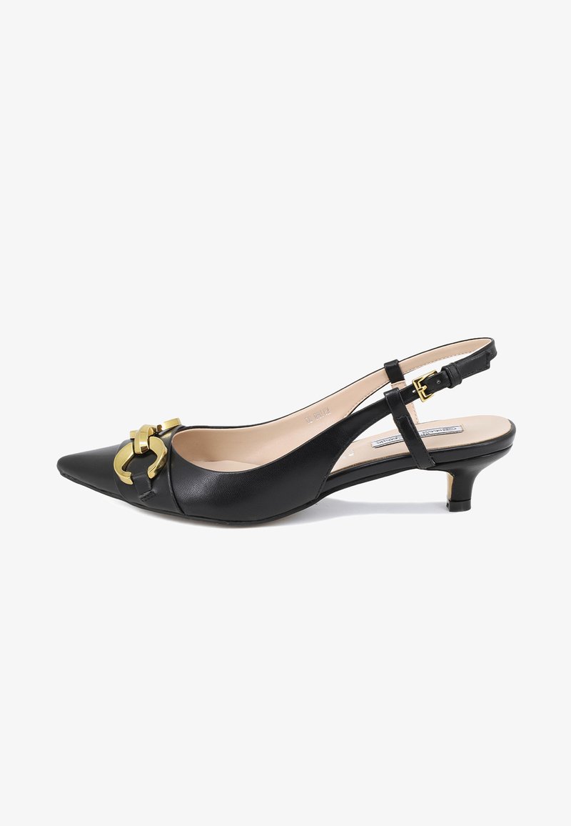 Scarpa slingback in pelle nera con punta affusolata, tacco basso e accentuazioni in oro. Presenta una fascia fessurata e una texture liscia.