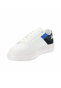 Sneaker bianca con superficie testurizzata, caratterizzata da una striscia di accento blu e dettagli neri sul tallone. Chiusura con lacci e suola in gomma.