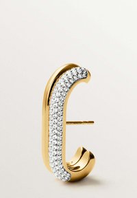 Pendiente de aro dorado con un diseño curvado, que presenta una fila de brillantes rhinestones blancos a lo largo de un lado y un acabado suave y pulido.
