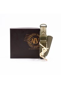 Cintura in pelle verde oliva con fibbia logo dorata e superficie liscia. Presentata in una scatola marrone scuro, con impressioni in oro.