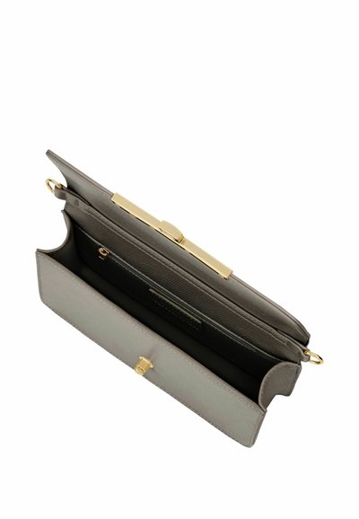 Grijze rechthoekige clutch met gouden sluiting en zijdelingse ringen, opengeklapt om de binnenvakken en het kaarthoudervak te tonen.
