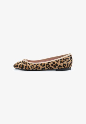Scarpa da balletto piatta da donna con motivo animalier leopardato, rifiniture beige, piccolo fiocco sulla parte anteriore e suola nera su sfondo bianco.