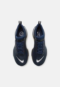 Nike Performance INVINCIBLE 3 - Utcai futócipők - college navy/metallic silver/midnight navy/black/platinum tint