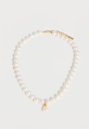 Rez bielych okrúhlych perál s jedným perlovým príveskom, upevnený krátkym zlatým reťazcom so zapínaním na bielom pozadí.