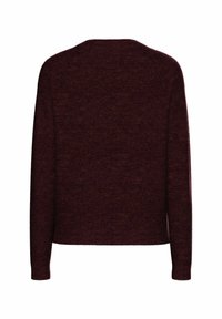 Bordo pulover z teksturiranim pletenjem, okroglim ovratnikom in dolgimi rokavi. Spodnji rob je riban za dodaten detajl.