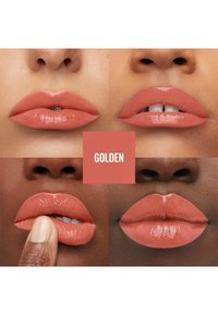 Quatre images en gros plan de lèvres mettant en valeur une couleur lèvres nude pêche avec des finitions variées : textures mate, satinée et brillante. Étiquette centrale : "GOLDEN."