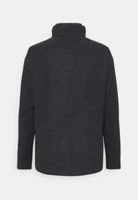 Manteau homme gris foncé en mélange de laine avec col montant, manches longues et couture droite au dos, présenté de dos sur fond blanc.