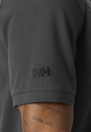 Polo a maniche corte, grigio scuro, realizzata in tessuto strutturato, con logo nero ricamato sulla manica e colletto a coste.