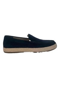 Zapatos de lona azul marino sin cordones con parte superior de ante, que cuentan con una media suela de yute trenzado y una suela de goma. Detalle de costura en la parte frontal.
