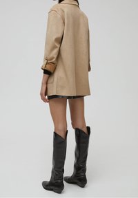 PULL&BEAR Abrigo corto - sand