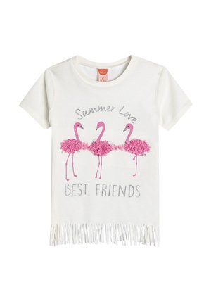 Hvid bomulds t-shirt med tre lyserøde flamingoer med lyserøde blomsteraccenter, teksten "Sommer Kærlighed" og "BEDSTE VENNER" i sølvglitter, samt frynsemulighed.