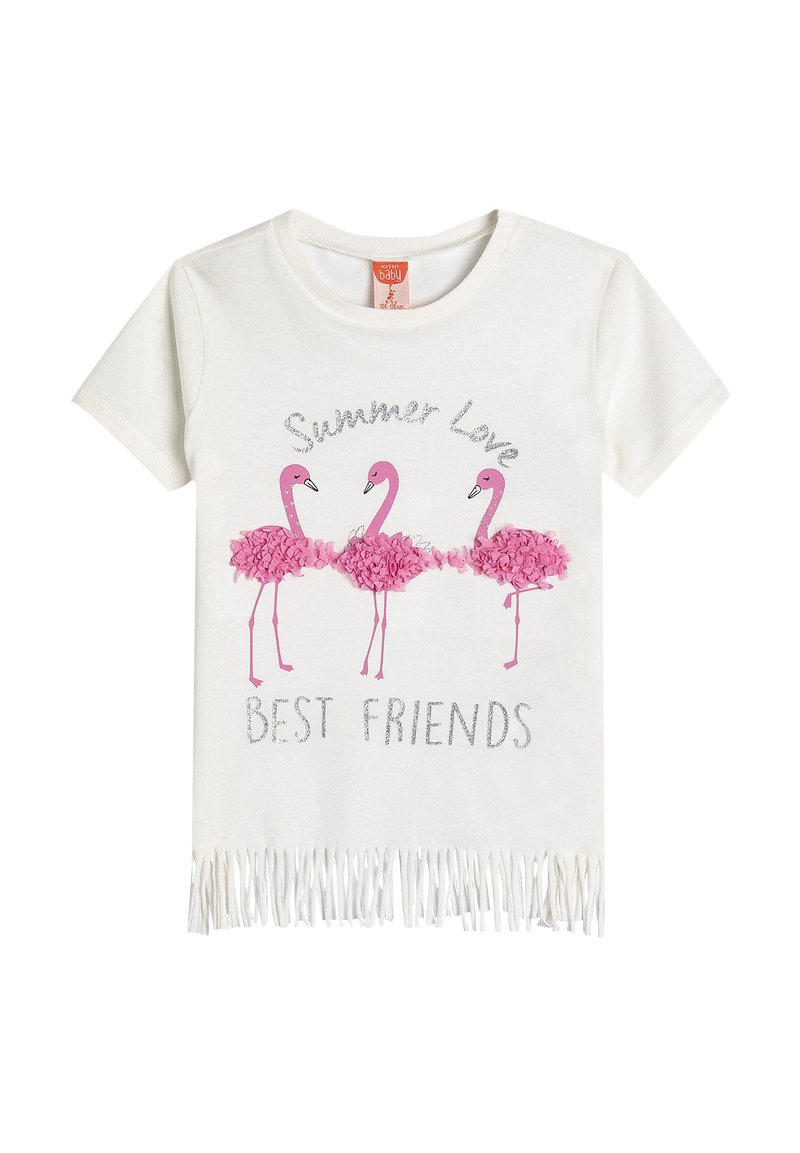 Camiseta de algodón blanca con tres flamencos rosas y acentos de flores rosas, texto "Amor de Verano" y "MEJORES AMIGOS" en purpurina plateada, y dobladillo con flecos.