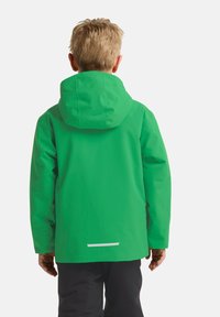 Grüne wasserdichte Jacke mit Kapuze, die eine glatte Oberfläche, einen reflektierenden Akzent auf dem Rücken und ein einfaches, funktionales Design aufweist.