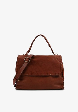 Braune Lederhandtasche mit einem oberen Griff, verstellbarem Schulterriemen und kleinen Metallnieten entlang der Kanten vor weißem Hintergrund.