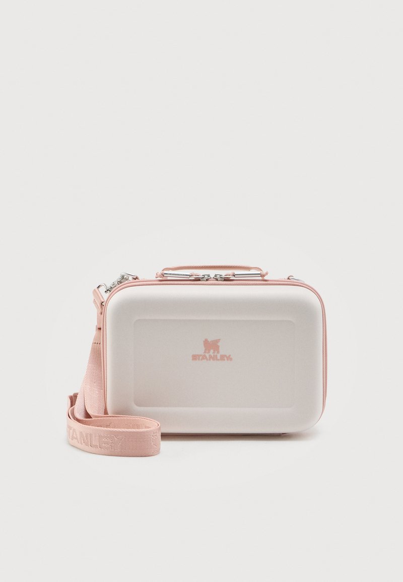 Borsa compatta rettangolare rigida bianca con bordatura rosa, manico superiore e tracolla rosa regolabile con il marchio "Stanley".