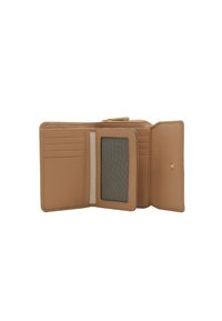 Cartera de cuero marrón con múltiples ranuras para tarjetas, una ventana transparente para identificación y un compartimento con zipper, con un acabado texturizado y hardware minimalista.