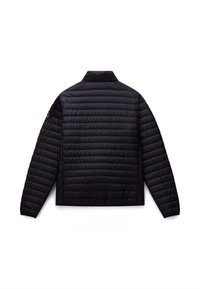 Fekete, steppelt, könnyű kabát hosszú ujjakkal, magas gallérral és egy kerek folttal a bal felső ujjon, hátulnézetből.