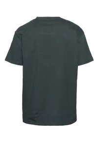 Camiseta de algodón gris con un corte holgado, mangas cortas y cuello redondo. Color sólido sin patrones ni gráficos.
