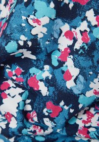 Blumenstoff mit weißen, pinken und blauen Blumen auf einem dunkelblauen Hintergrund. Weiche Textur mit einem subtilen, leicht zerknitterten Aussehen.