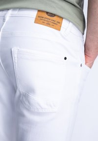 Petrol Industries Shorts vaqueros - bright white