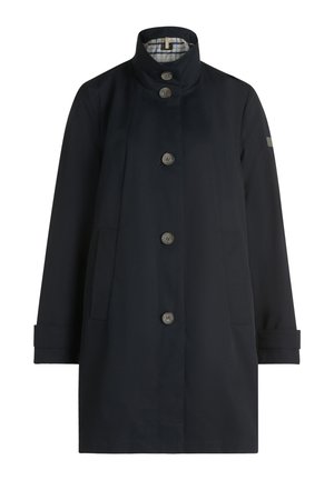 Granatowy płaszcz o długości do połowy uda, z kołnierzem stójką, pięcioma guzikami z przodu, długimi rękawami oraz podszewką w kratę widoczną wewnątrz kołnierza.