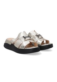 Metallic gouden slide sandalen met een textuurfinish, open teen ontwerp en een zwarte plateausole. Voorzien van een opvallende zwart hardware accent.