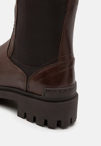 Pavement MANDY  - Stivali con plateau - brown
