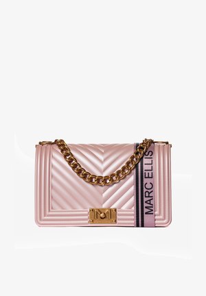Sac à main en cuir matelassé rose avec une bandoulière chaîne dorée, un détail en tissu marqué "Marc Ellis" et une fermeture à fermoir doré.