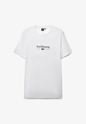 T-shirt bianca in cotone con testo e logo "Ford Mustang" in nero, maniche corte e design classico con collo rotondo.