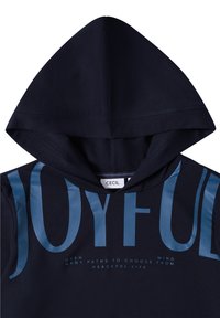 Sudadera navy con un gran diseño gráfico azul que dice "JOYFUL". Cuenta con capucha con cordón y una textura de tela suave. Etiqueta de la marca visible.