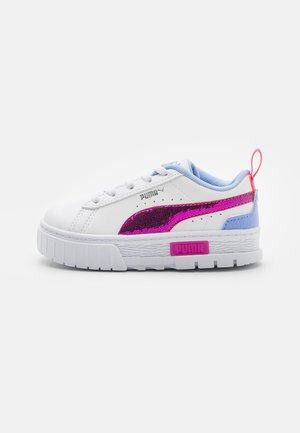 Biały sneaker Puma z różowym, cekinowym paskiem, jasnoniebieską wkładką, grubą podeszwą i różowym uchwytem na pięcie, pokazany z profilu.