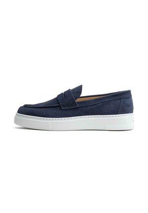 Marineblaue Wildleder-Slipper mit einem erhöhten Vordersteg, weißer Gummisohle und gesteppte Details entlang der Kante. Einfaches, klassisches Design.