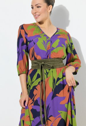 Abito multicolore con scollatura a V, maniche a tre quarti e una cintura di tessuto verde oliva. Il tessuto presenta un audace motivo a foglia in viola, verde e arancione.
