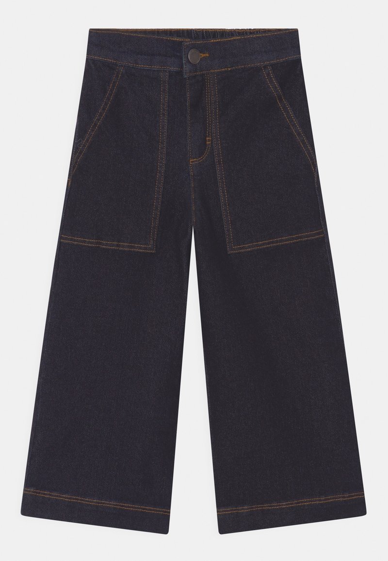 Donkerdenim wijde broek met hoge taille, voorzien van grote zijzakken en contrasterende gouden stiksels.